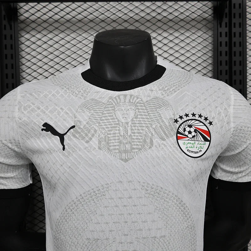 Maillot extérieur de l'Égypte CAN 2025-26, Le 12 -ème Maillot, avec drapeau égyptien et logo de l'équipe nationale.