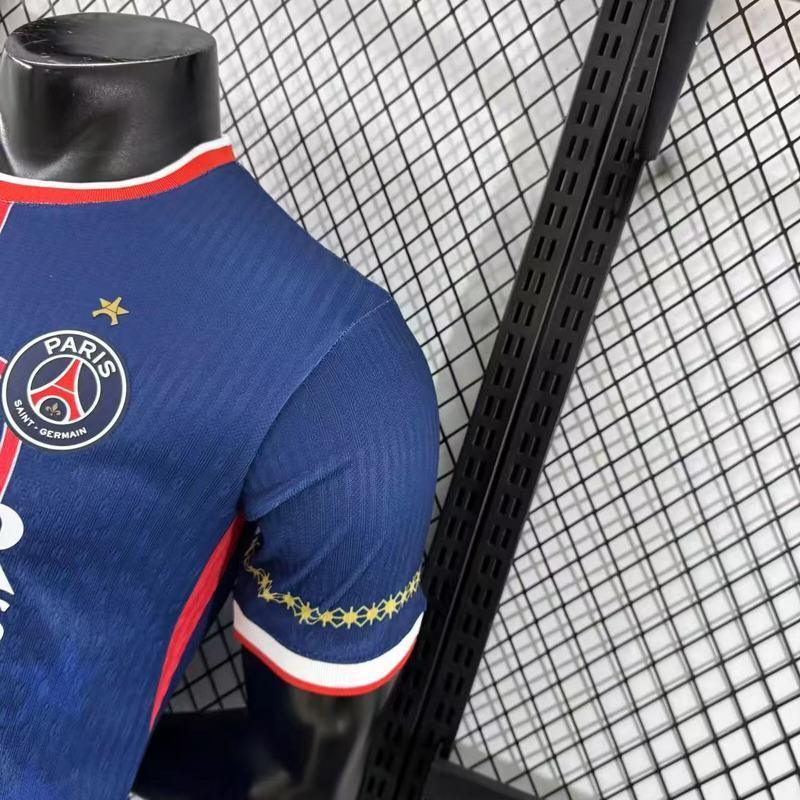 Maillot PSG concept 2025-26 de Le 12 -ème Maillot, design innovant avec logo du club et détails modernes visible à l'image.