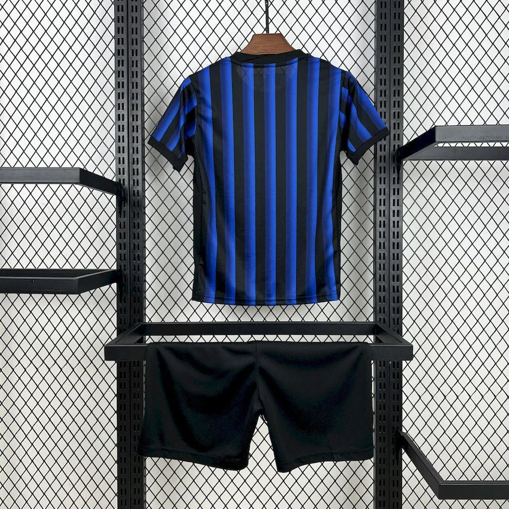 Ensemble de football pour enfant Inter Milan 2025-26, maillot bleu avec logo Le 12 -ème Maillot, vue de face.