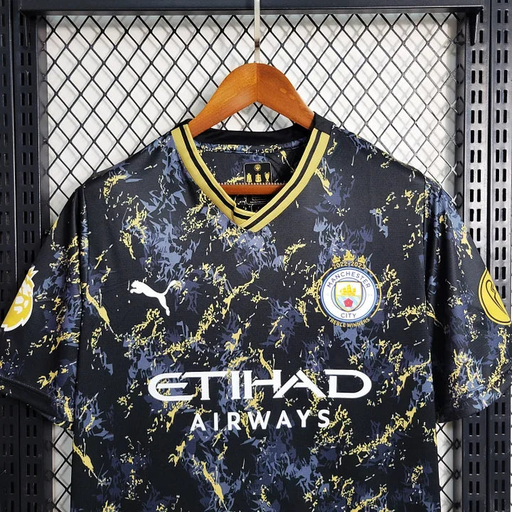 Maillot Manchester City saison 2023-2024 édition spéciale de la marque Le 12, vue en gros plan, détails du design et logo.