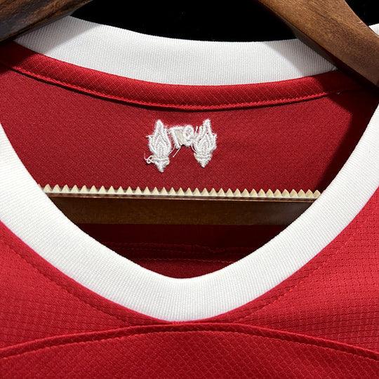 Maillot Liverpool 2023 2024 manches longues de la marque Le 12-ème Maillot, vue de face avec logo et détails du maillot.