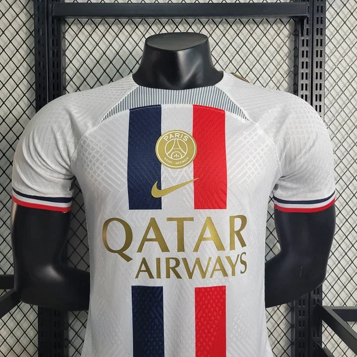 Maillot Paris 2023 2024 Concept de la marque Le 12 -ème Maillot, vue de face avec détails du design et couleurs modernes.