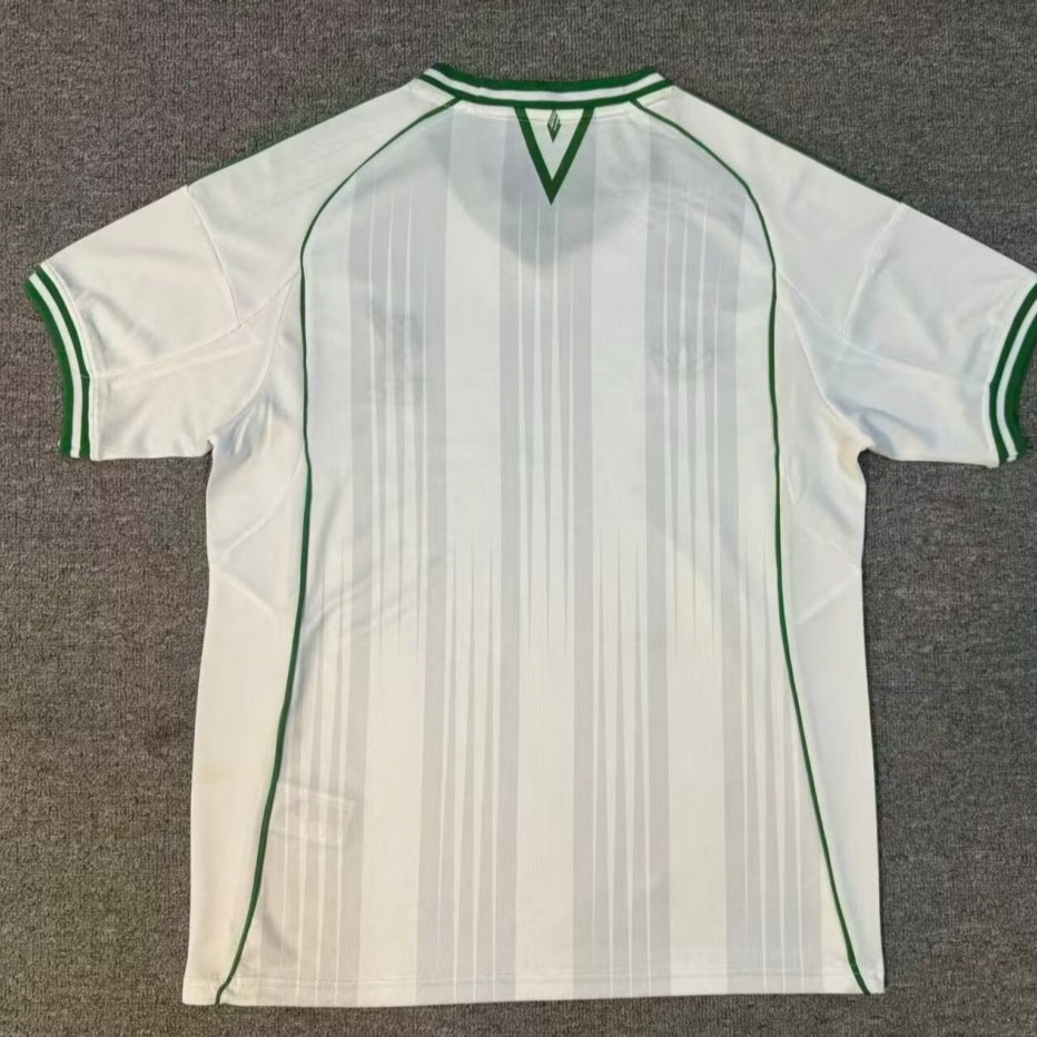 Maillot blanc Liverpool 25/26 Le 12 -ème Maillot, maillot de football pour enfants, vue de face avec logo et détails blancs