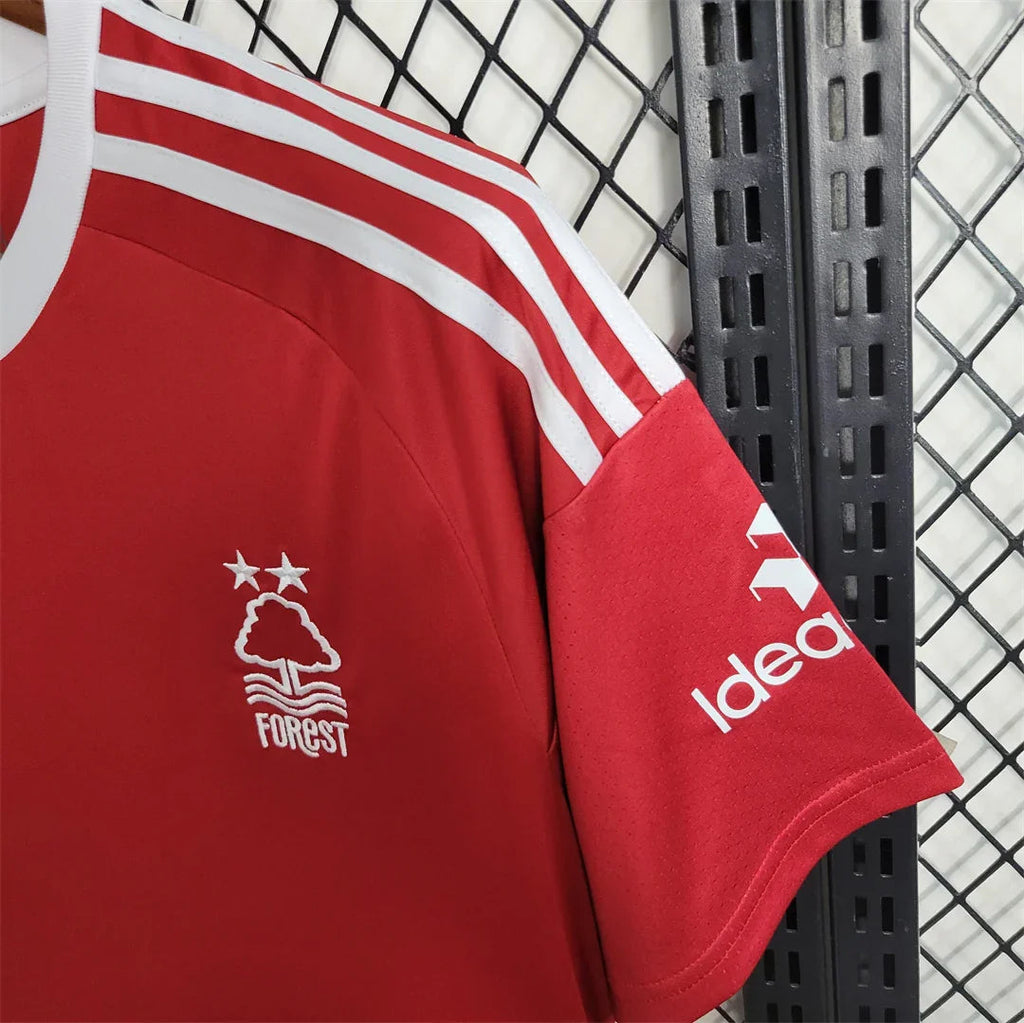 Maillot Nottingham Forest 2023-24 par Le 12 -ème Maillot, maillot de football avec logo et design officiel.