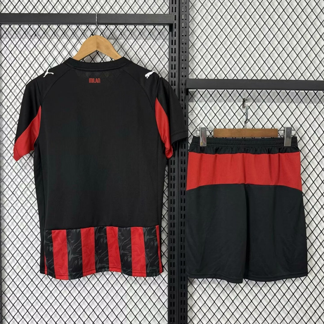 Ensemble domicile pour adulte AC Milan 25/26, maillot de football Le 12 -ème Maillot, en tissu rouge et noir avec logo.