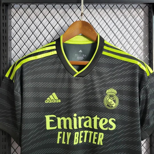 Maillot third du Real Madrid 2023-2024 de la marque Le 12 -ème Maillot, vue de face avec logo et détails de design.