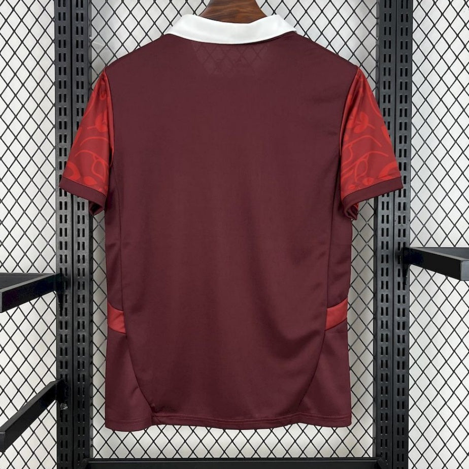 Maillot de football Portugal 25/26, version rouge, de la marque Le 12 -ème Maillot, avec logo et détails du design.