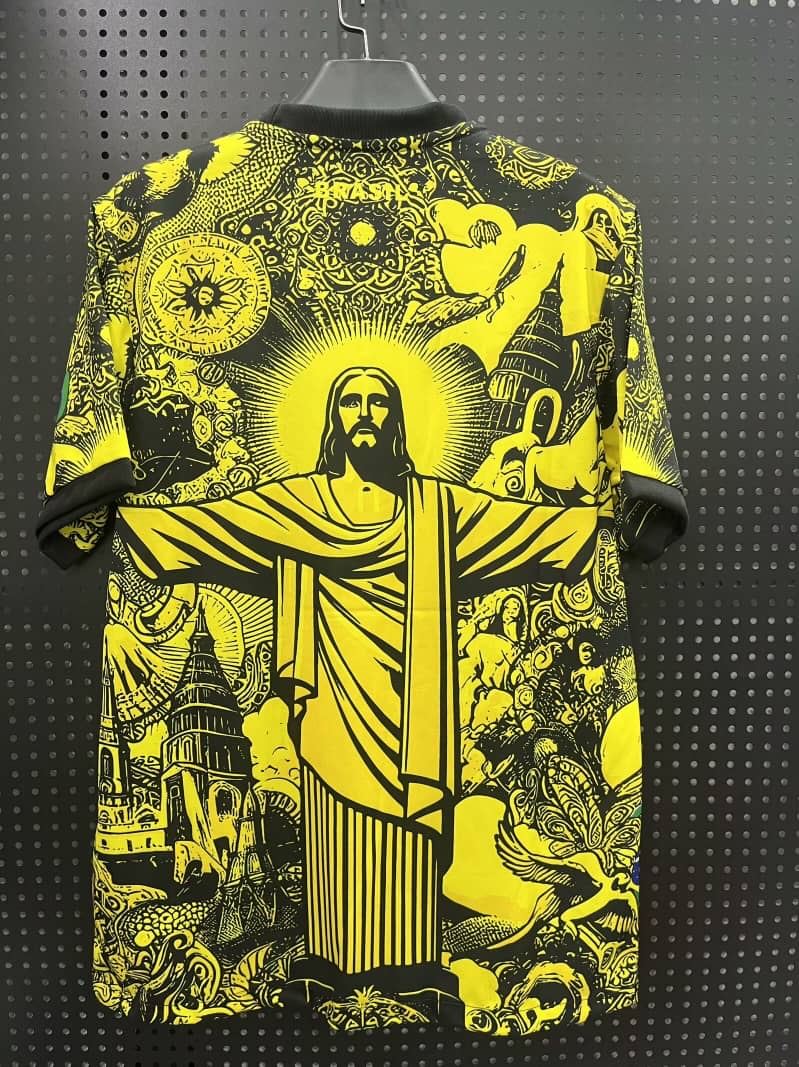 Maillot de football Brésil 2024/2025 Jaune, modèle spécial de la marque Le 12 -ème Maillot, vue de face.