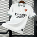 Maillot de football Arsenal 24/25 blanc, modèle spécial Polo, de la marque Le 12-ème Maillot, vue de face.