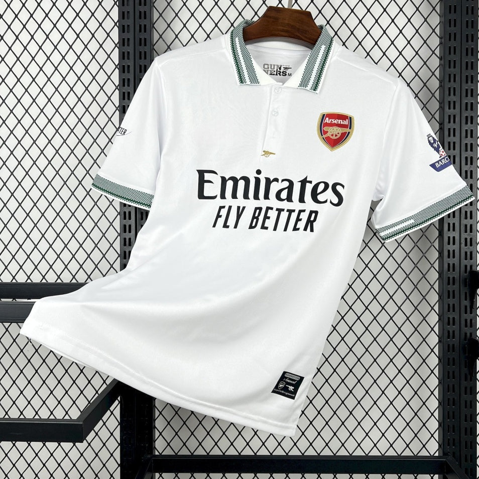 Maillot de football Arsenal 24/25 blanc, modèle spécial Polo, de la marque Le 12-ème Maillot, vue de face.