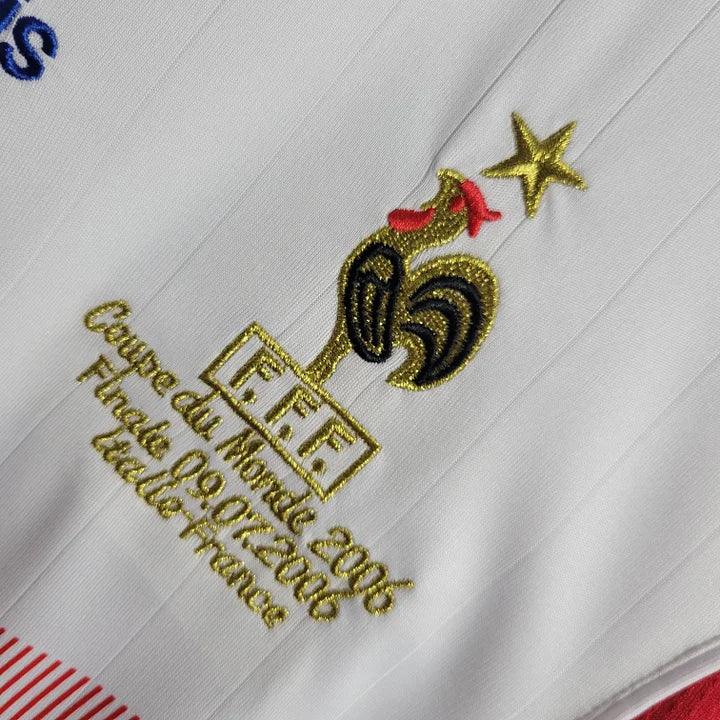 Maillot rétro de l'équipe de France 2006 de Le 12, maillot de football bleu avec logo et détails authentiques.