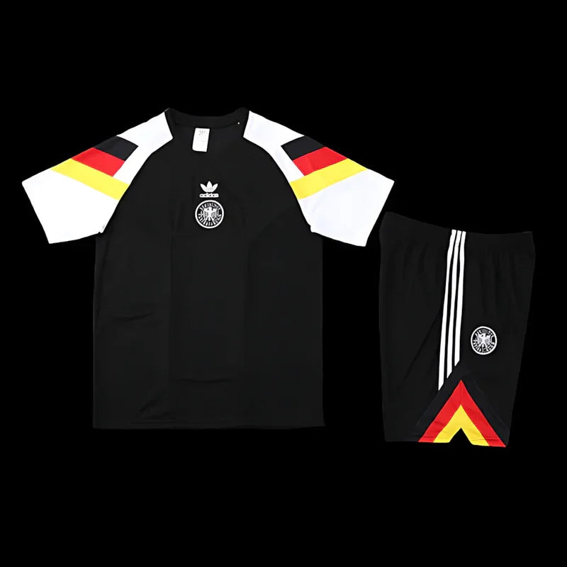 Ensemble Allemagne de Le 12 -ème Maillot, maillot et shorts de football, vue de face sur fond blanc.
