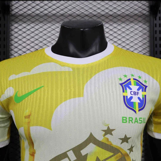 Maillot de football Brésil Concept 2025 jaune de Le 12, vue de face avec détails du design et logo de l'équipe nationale.