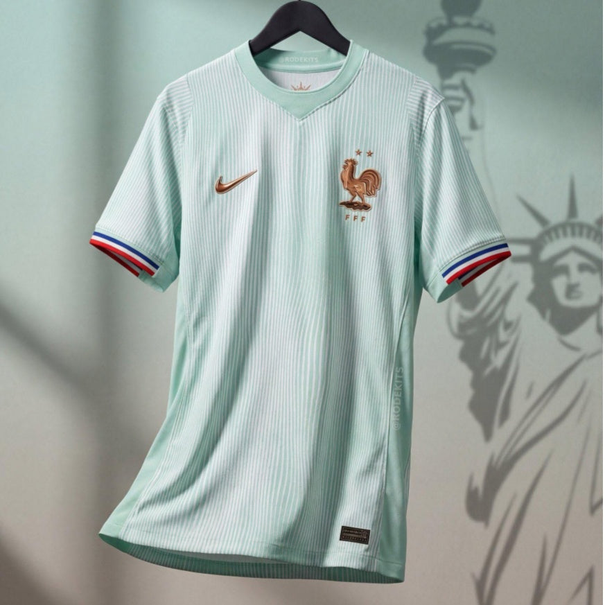 Maillot vert France 25/26 pour joueur, marque Le 12 -ème Maillot, vue de face avec logo et détails du design.