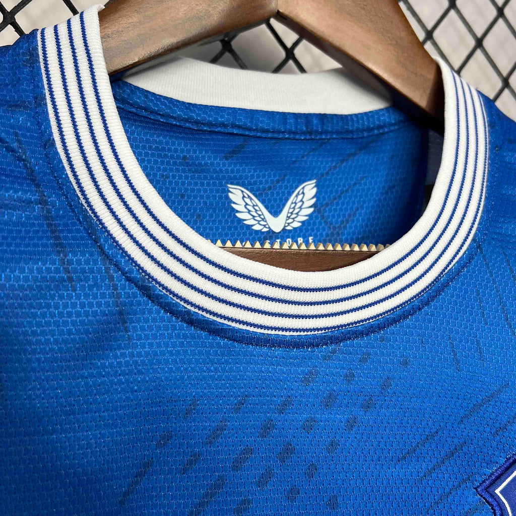 Maillot de football Everton 2024-25, marque Le 12 -ème Maillot, vue de face, détails du design et logo de l'équipe.