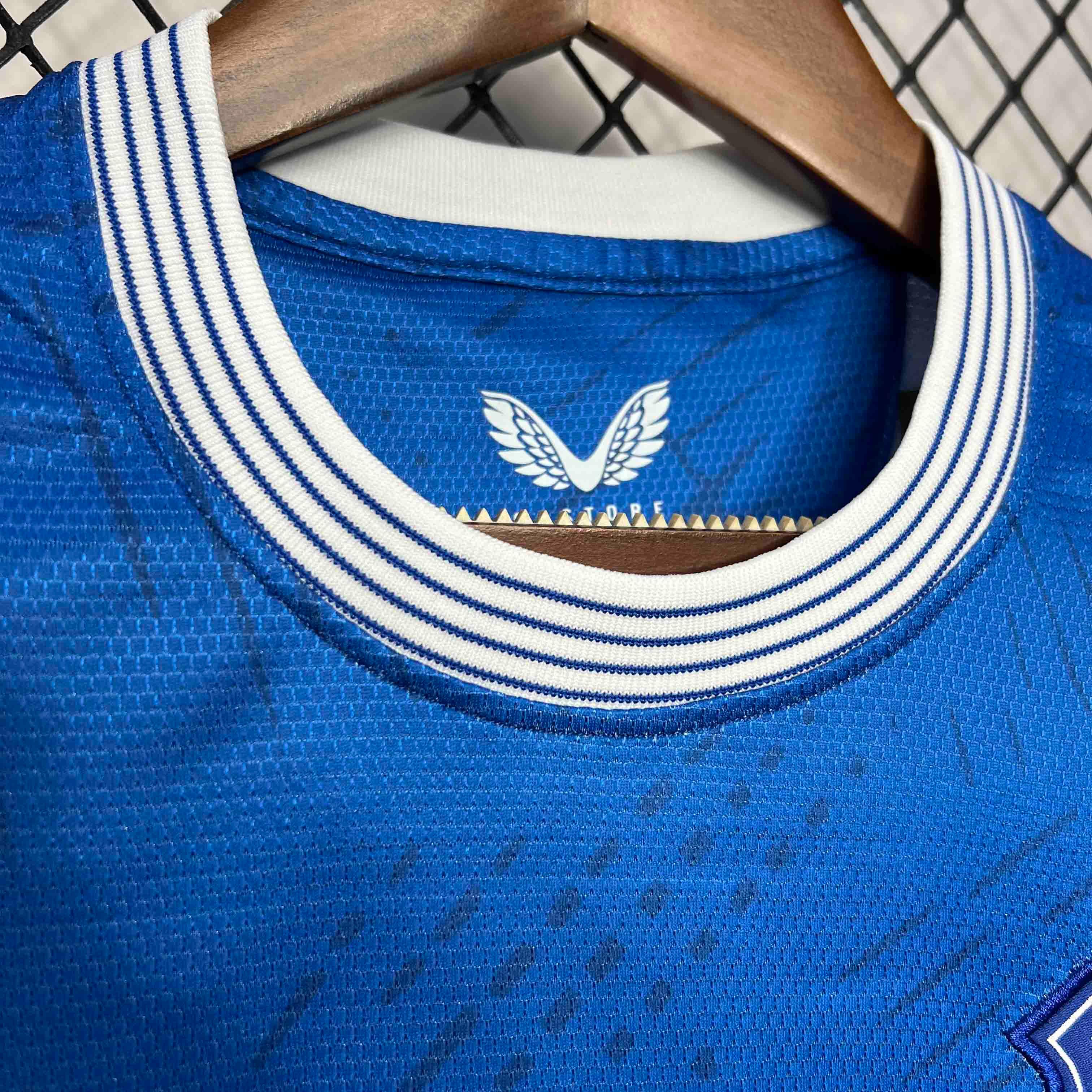 Maillot de football Everton 2024-25, marque Le 12 -ème Maillot, vue de face, détails du design et logo de l'équipe.