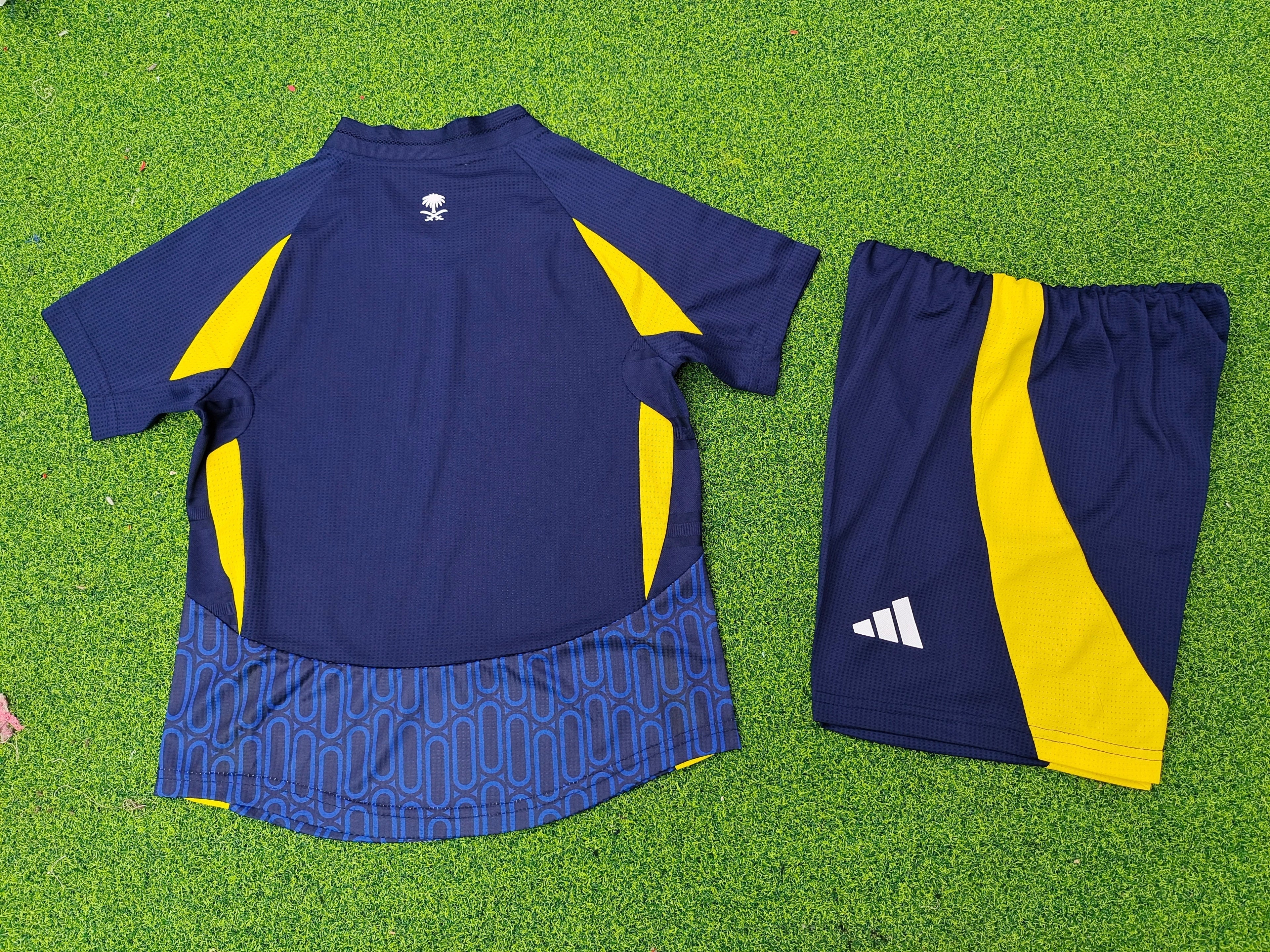 Ensemble pour enfant 24/25 Al-Nassr, maillot de football Le 12, avec logo et détails colorés, vue de face.