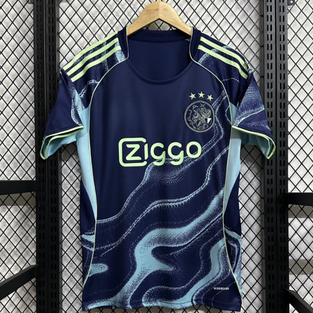 Maillot extérieur Ajax 25/26 Le 12 -ème Maillot, maillot de football avec logo Ajax et détails bleus et blancs.