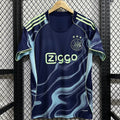 Maillot extérieur Ajax 25/26 Le 12 -ème Maillot, maillot de football avec logo Ajax et détails bleus et blancs.