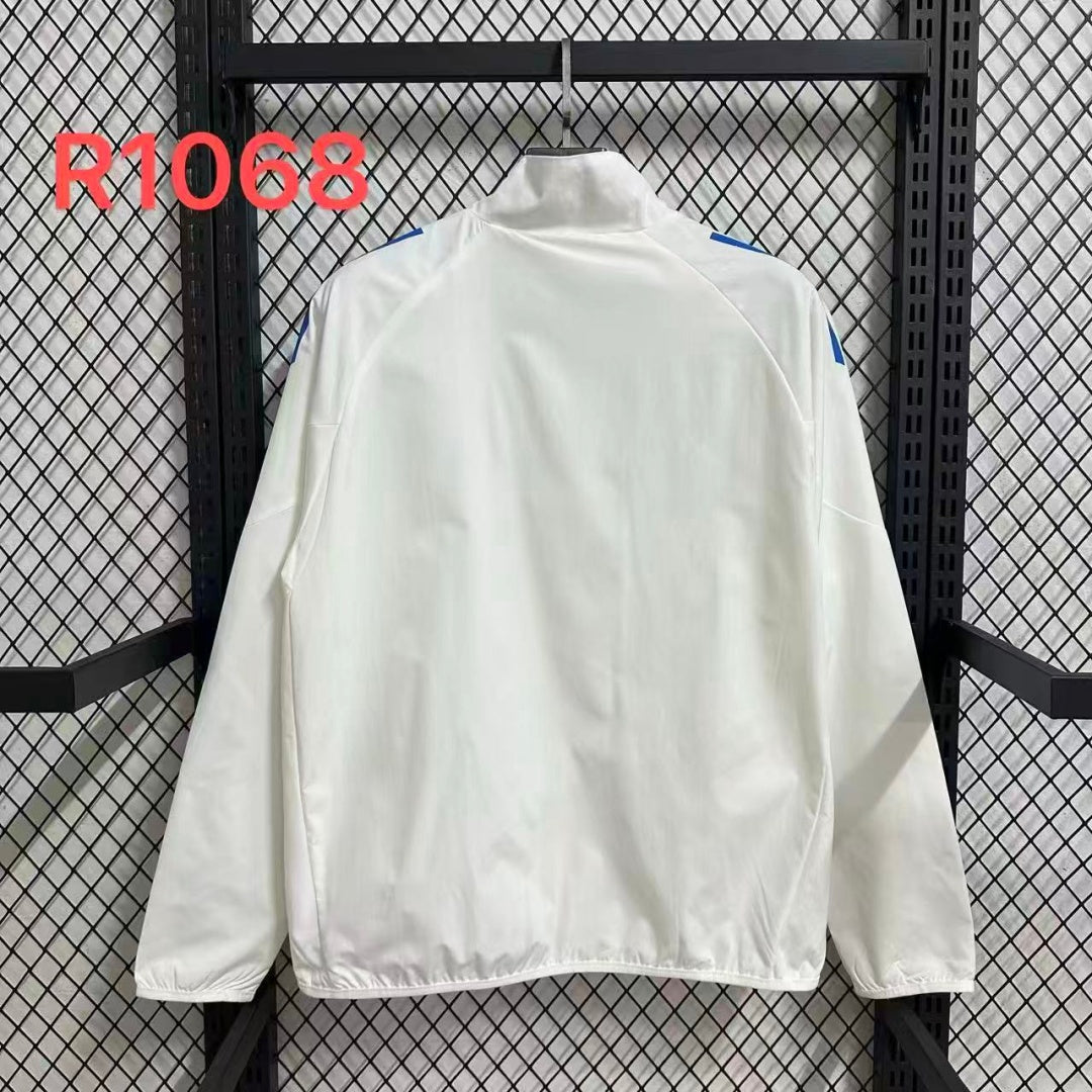 Veste coupe-vent réversible Le 12 -ème Maillot Real Madrid, vue de face avec logo et design contrasté, tissu léger et durable.