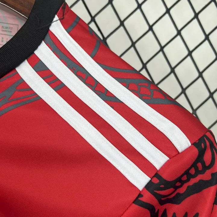Maillot de football Real Madrid rose 2024-2025 par Le 12 -ème Maillot, vue du devant avec logo et design rose.