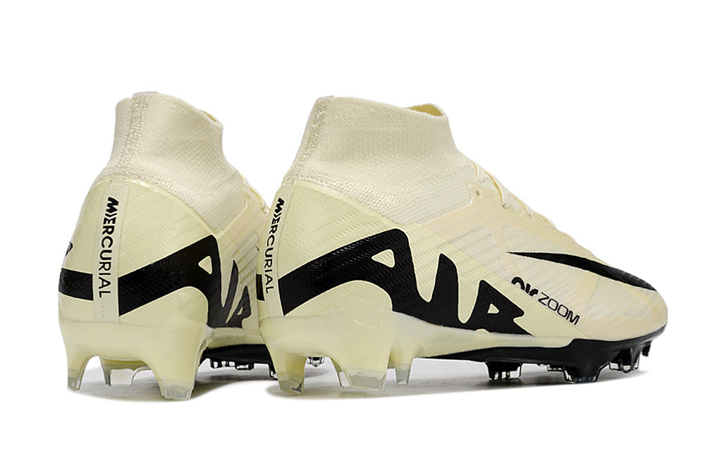 Crampons Mercurial Superfly IX Elite de Le 12 -ème Maillot, vue en gros plan, avec pointes en acier pour football.