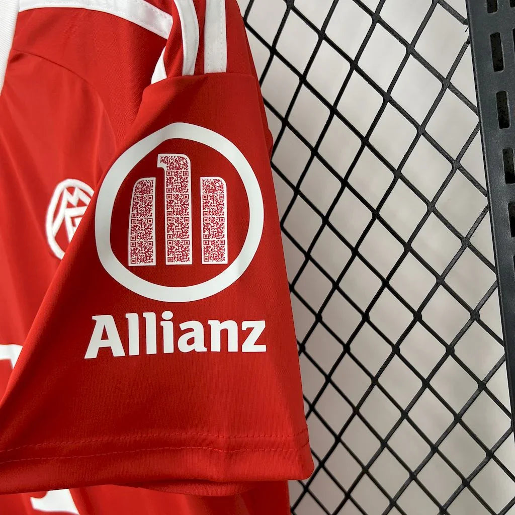 Maillot de gardien Bayern Munich 2025-26 Le 12-ème Maillot, jersey sportif avec logo et détails de l'équipe en action.