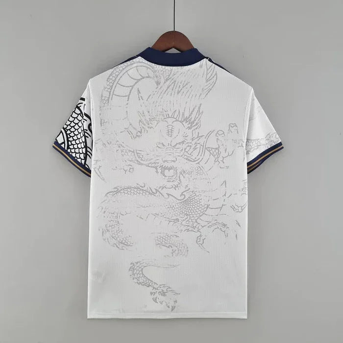 Maillot Real Madrid 2023-2024 édition spéciale dragon blanc, marque Le 12 -ème Maillot, devant avec logo et design unique