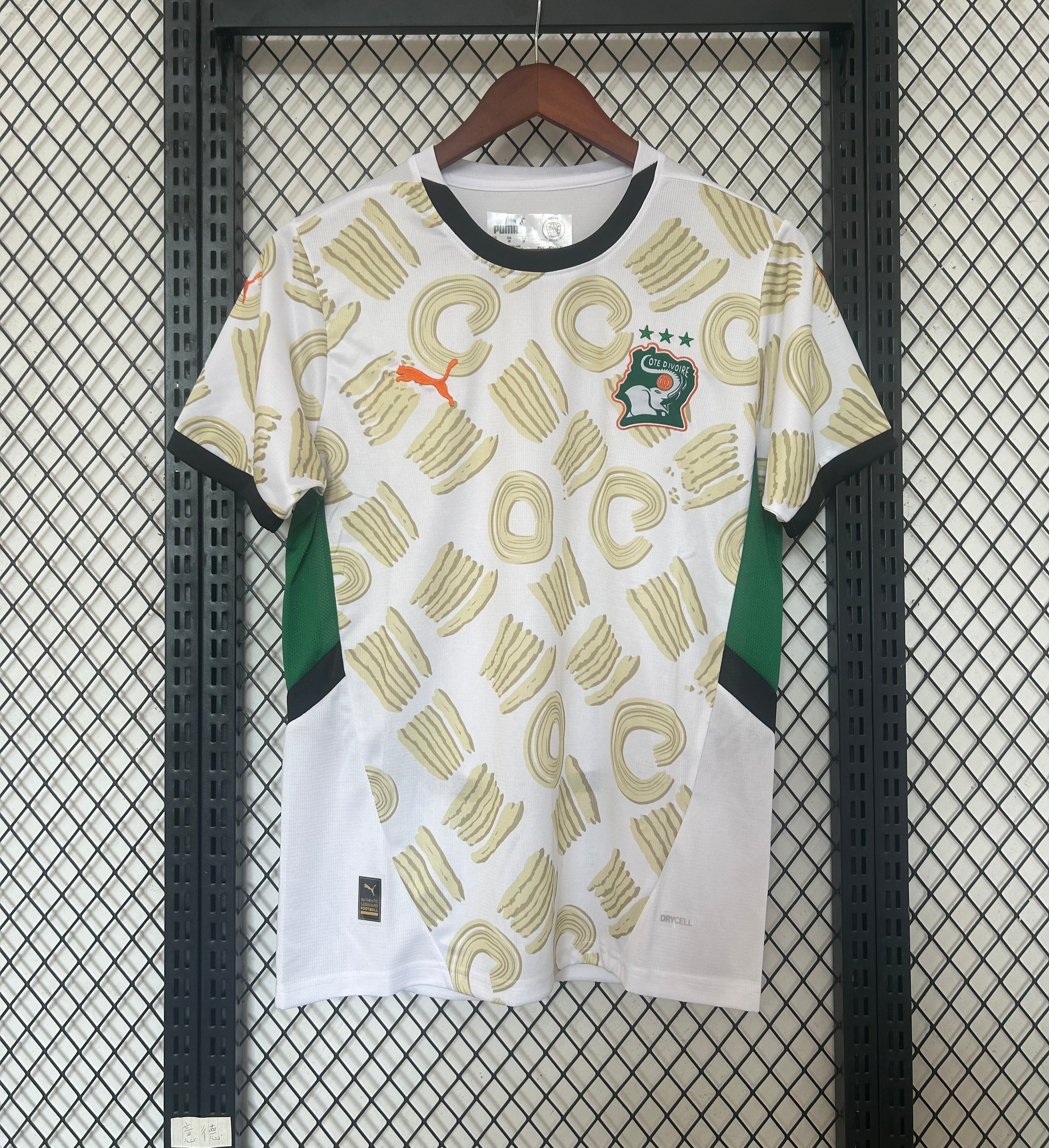Maillot de football Côte d'Ivoire 2024-2025, marque Le 12 -ème Maillot, en bleu avec motifs et logo national.