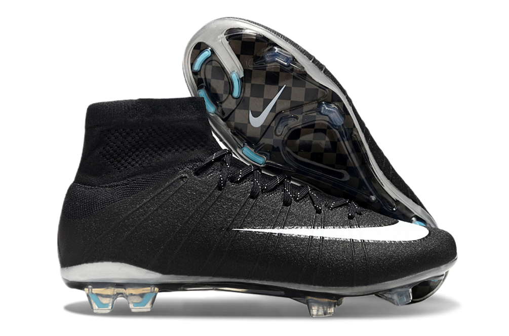 Crampons Mercurial Superfly de Le 12 -ème Maillot, vue détaillée des crampons pour chaussures de football.