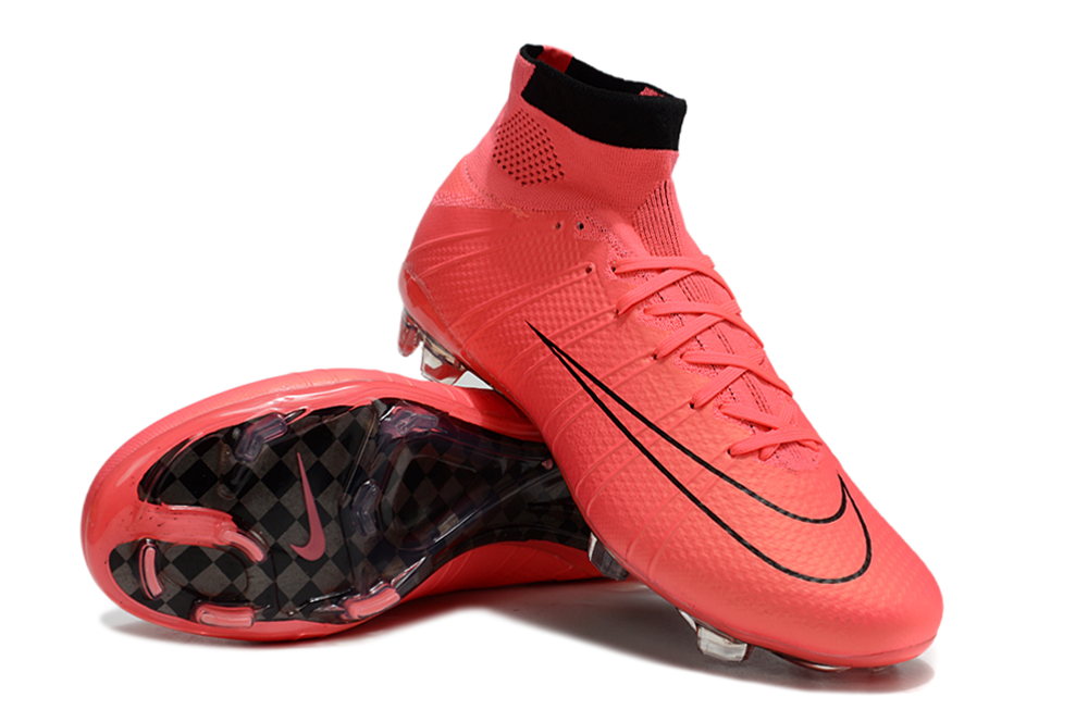 Crampons Mercurial Superfly de Le 12 -ème Maillot, vue détaillée avec pointes en acier pour football.