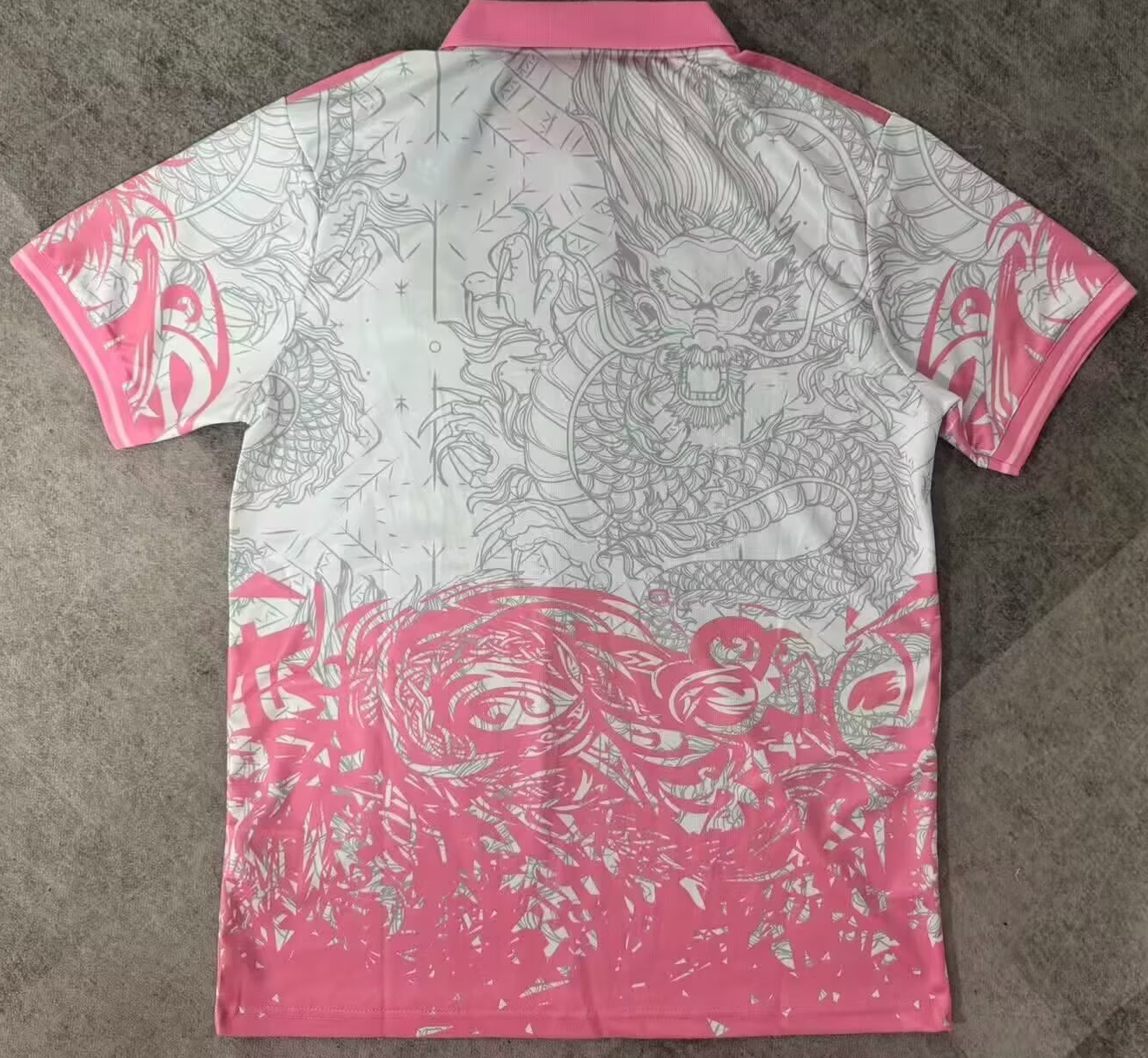 Maillot 25/26 Real Madrid Le 12-ème Maillot, polo rose avec logo du club et détails graphiques, taille M