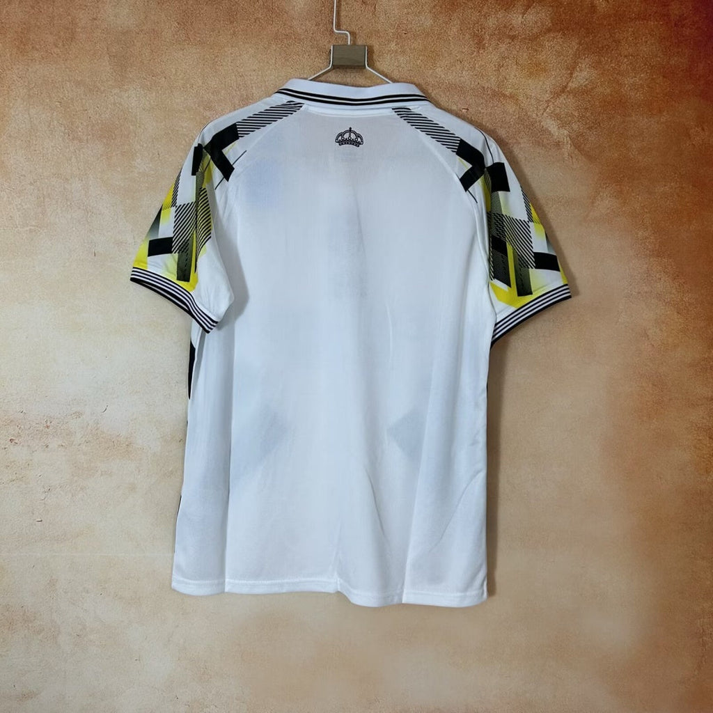 Maillot Real Madrid POLO blanc de taille 25/26, style sportswear signé Le 12 -ème Maillot, vue de face avec logo.