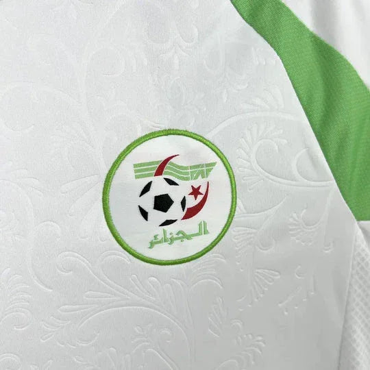 Maillot domicile de l'Algérie 2024/25, version Le 12-ème Maillot, avec design vert et étoile sur la poitrine.