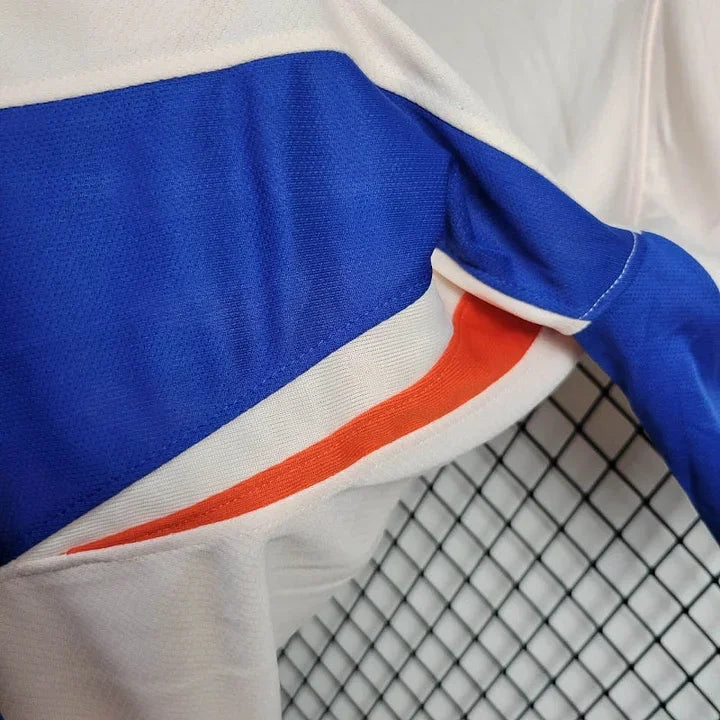 Maillot extérieur Chelsea 2024/25 Le 12 -ème Maillot avec logo et design bleu et blanc, vue de face.
