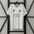 Maillot Arsenal concept 2025-26 de Le 12 -ème Maillot, maillot de football avec logo et design moderne, vue de face.