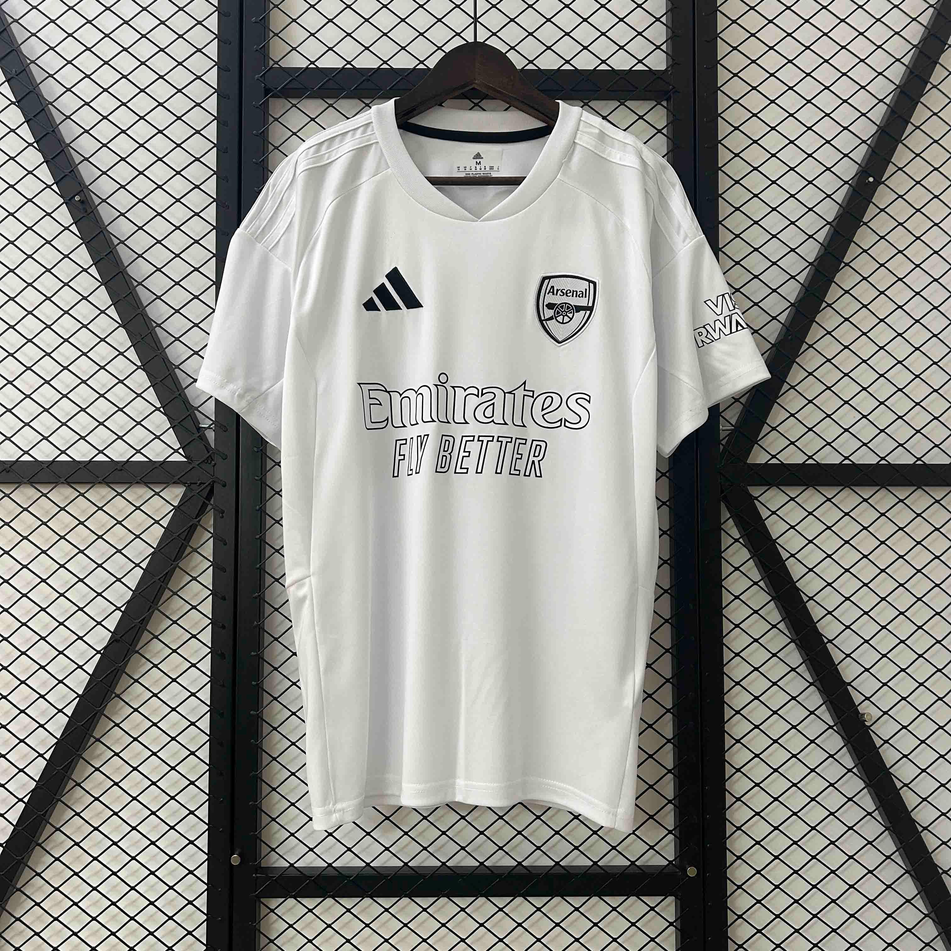 Maillot Arsenal concept 2025-26 de Le 12 -ème Maillot, maillot de football avec logo et design moderne, vue de face.