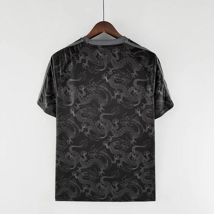 Maillot Real Madrid saison 2023-2024 édition spéciale dragon noir de Le 12 -ème Maillot, vue de face avec logo et détails du design