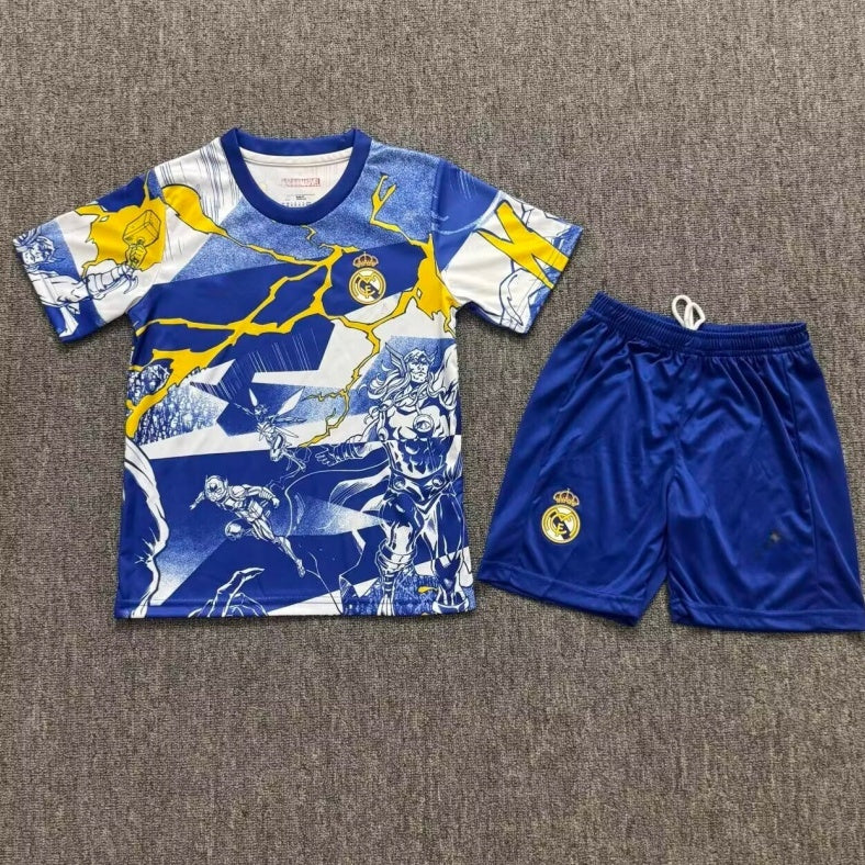 Ensemble enfant Real Madrid 25/26, maillot et short, marque Le 12 -ème Maillot, vue de face sur mannequin.