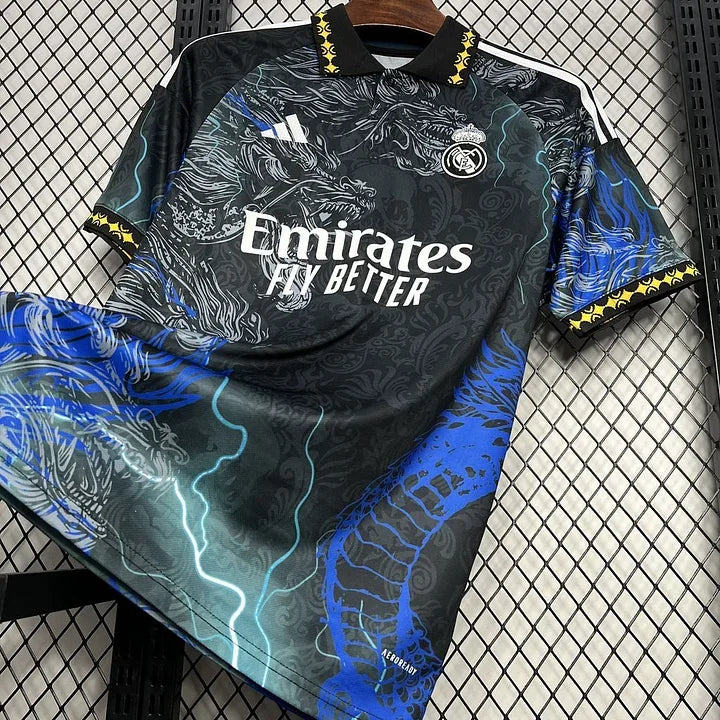 Maillot Real Madrid foot concept 2024-2025 Le 12-ème Maillot, devant du maillot avec logo et design sportif.