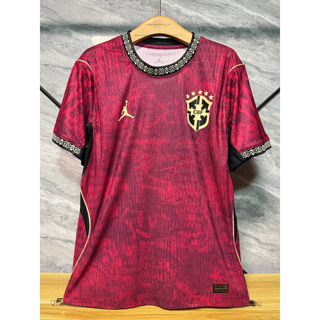 Maillot de football Brésil 25/26, modèle spécial rouge Le 12, porté par un joueur, vue de face.