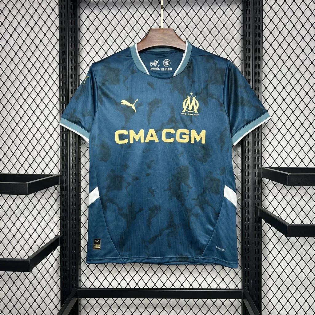 Maillot de football Olympique de Marseille 2024/25 version normale, porté par un modèle, avec logo et design officiel Le 12.