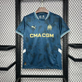 Maillot de football Olympique de Marseille 2024/25 version normale, porté par un modèle, avec logo et design officiel Le 12.