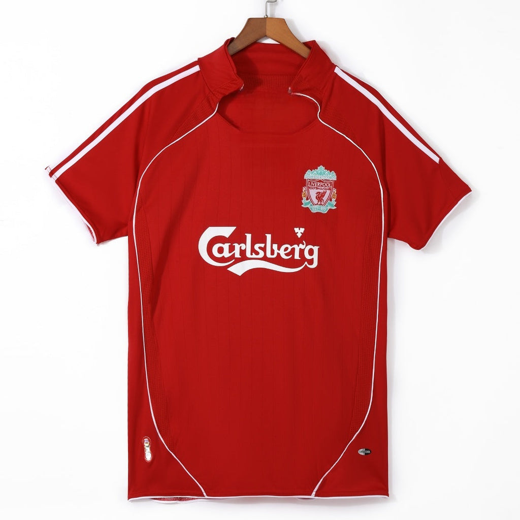 Maillot domicile rétro Liverpool 2006-2007 Le 12ème Maillot, maillot de football rouge avec logo et détails du club.