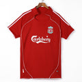 Maillot domicile rétro Liverpool 2006-2007 Le 12ème Maillot, maillot de football rouge avec logo et détails du club.