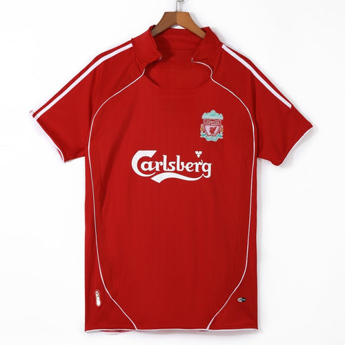 Maillot domicile rétro Liverpool 2006-2007 Le 12ème Maillot, maillot de football rouge avec logo et détails du club.