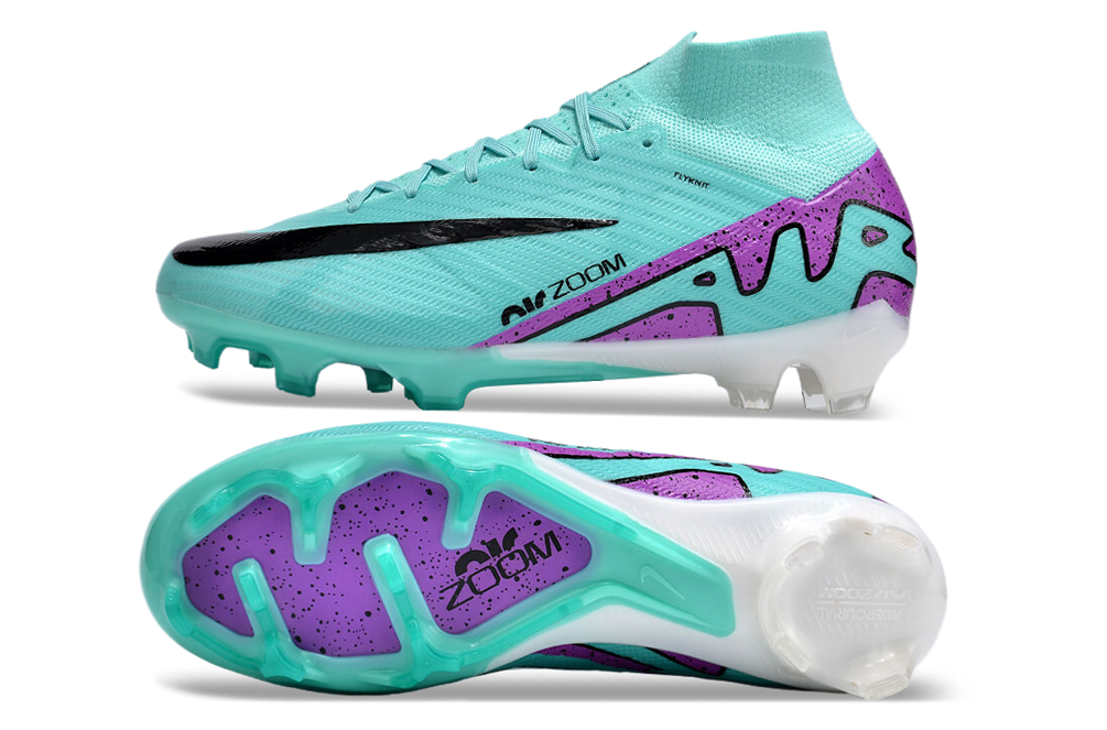 Crampons Mercurial Superfly IX Elite de Le 12 -ème Maillot, fixation robuste pour football, vue de côté avec crampons en caoutchouc
