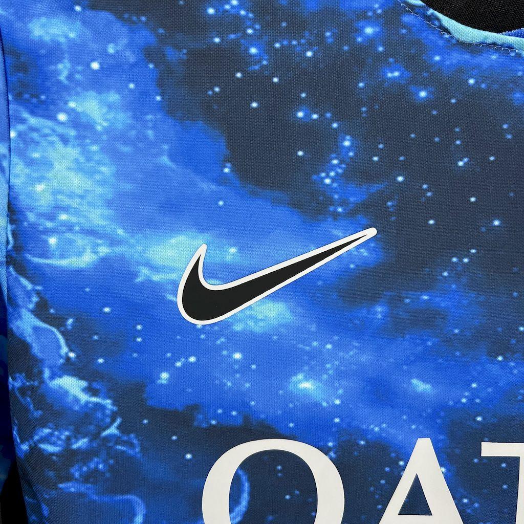 Maillot PSG concept 2025-26 de Le 12 -ème Maillot, maillot de football avec logo du Paris Saint-Germain et design innovant.