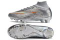 Crampons Mercurial Superfly IX Elite de Le 12 -ème Maillot, vue en gros plan montrant les pointes et la semelle.