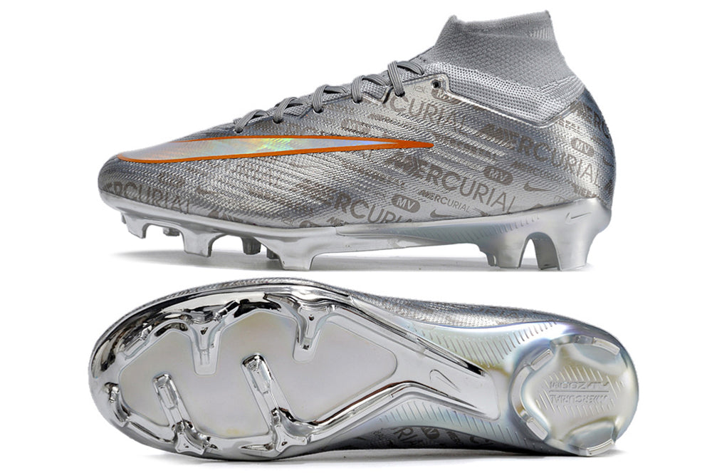 Crampons Mercurial Superfly IX Elite de Le 12 -ème Maillot, vue en gros plan montrant les pointes et la semelle.
